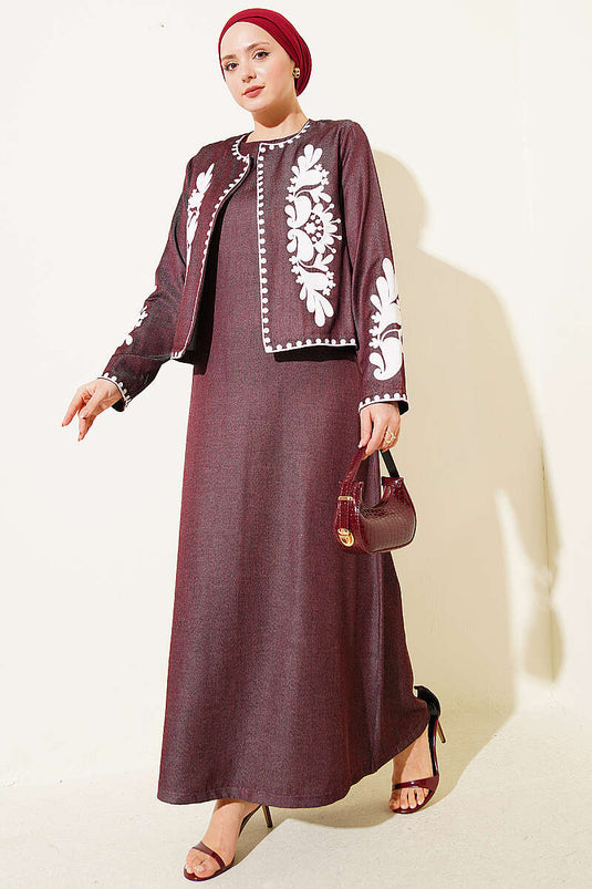 Ensemble deux pièces jupe salopette avec veste à détails brodés, couleur cerise