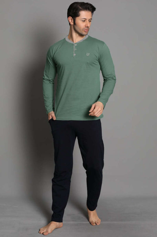 طقم بيجامة رجالي بتفاصيل التطريز باللون الأخضر