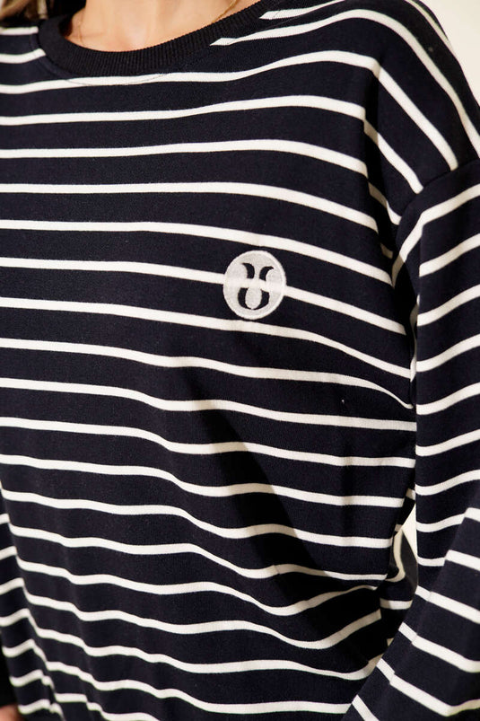 سويت شيرت أزرق داكن مخطط أفقيًا بتفاصيل مطرزة