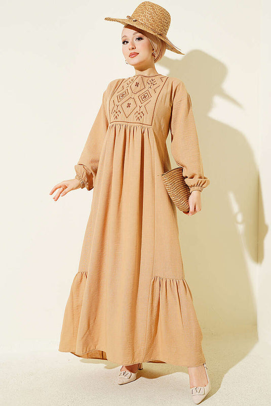 Robe Brodée À Poignets Élastiques Et Détails En Dentelle Latte