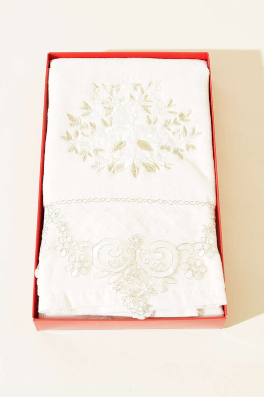 منشفة يد ووجه مطرزة في علبة ذهبية