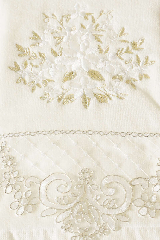 Serviette brodée pour les mains et le visage dans une boîte dorée