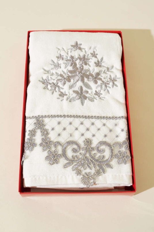 منشفة يد ووجه مطرزة في صندوق، فضي