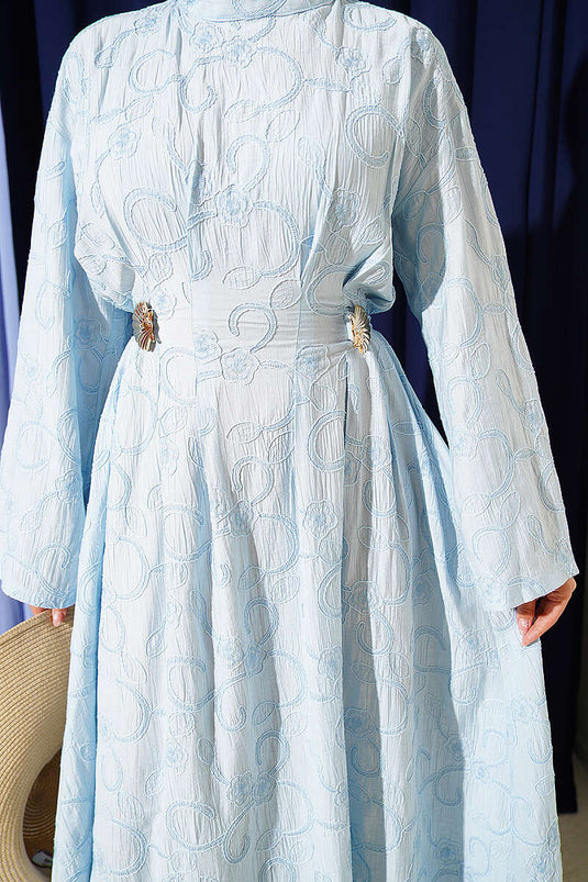 Besticktes Kleid mit Gürtel und goldfarbenem Accessoire, Babyblau