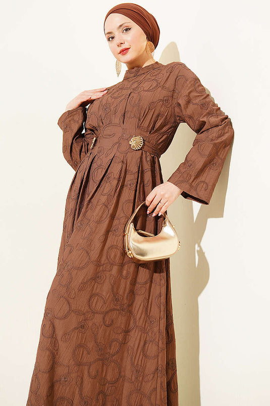 Robe avec ceinture brodée, pince et accessoire doré, couleur café