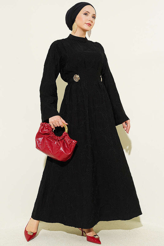 Besticktes Kleid mit Gürtel und goldfarbenem Accessoire, Schwarz