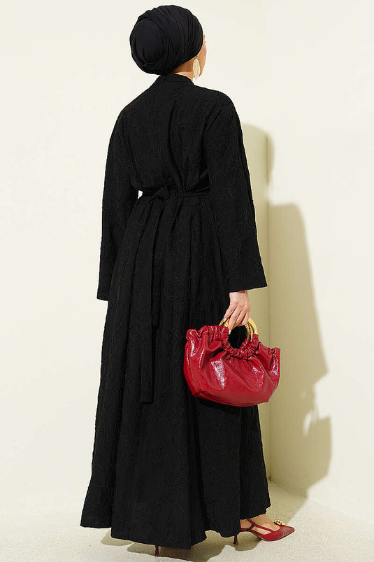 Robe noire avec ceinture brodée, pince et accessoire doré