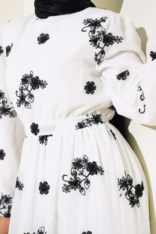 Gesticktes Blumenmuster-Chiffonkleid in Weiß
