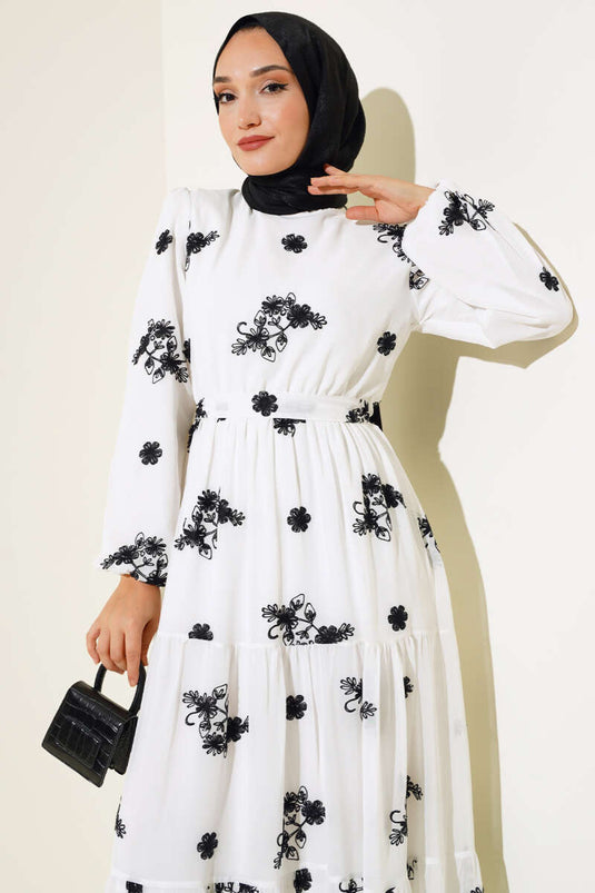 Gesticktes Blumenmuster-Chiffonkleid in Weiß