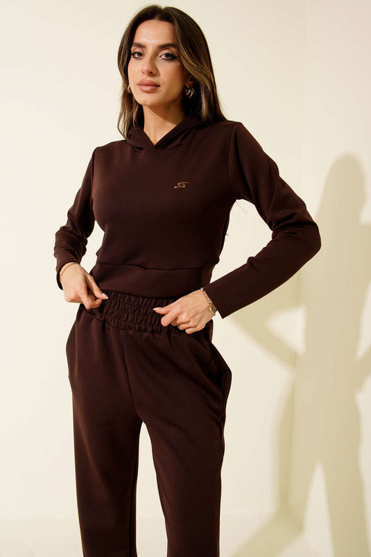 Conjunto corto de dos piezas con capucha bordada en color café