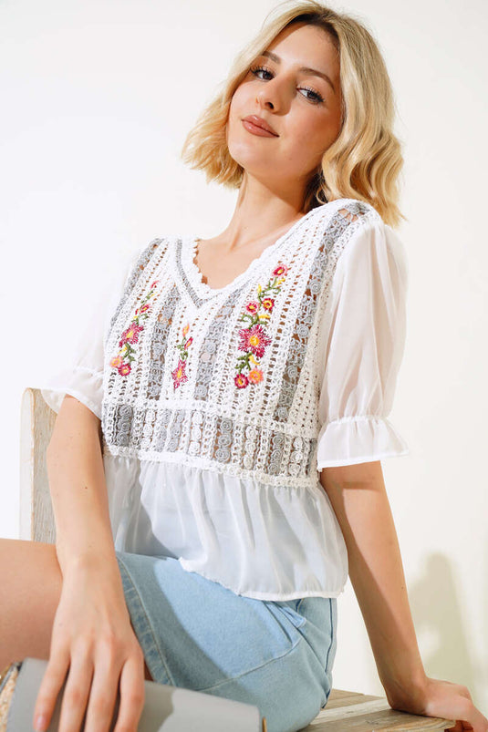 بلوزة شيفون مطرزة باللون الرمادي