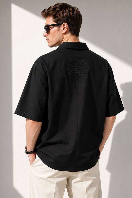 Besticktes Herrenhemd mit Rückenaufschrift Schwarz