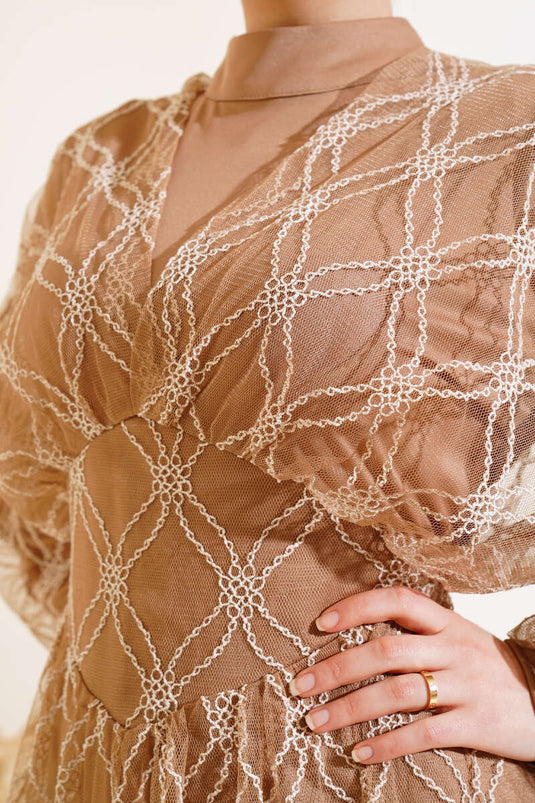 Vestido De Tul Bordado Latte