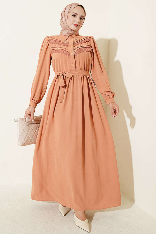 Abito Con Ricami E Dettagli In Pizzo Camel