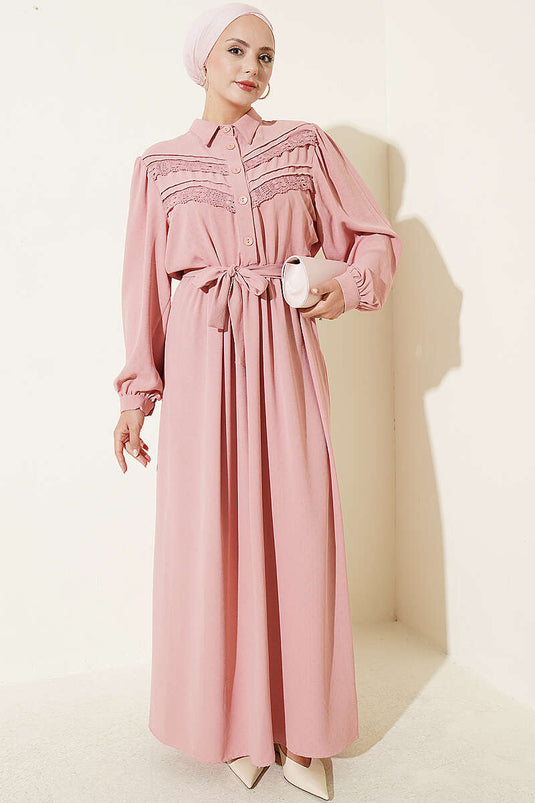 Robe Rose Enveloppée De Dentelle Et Broderie