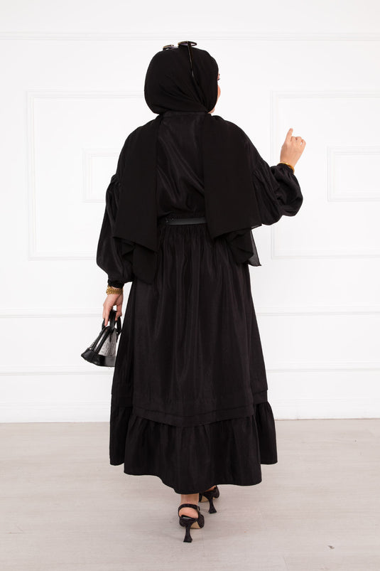 بدلة حجاب سوداء ذات تنورة مضلعة وتفاصيل