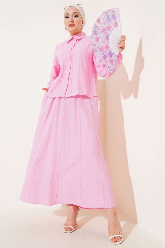 بدلة تنورة من قطعتين مع تفاصيل خياطة أمامية باللون الوردي