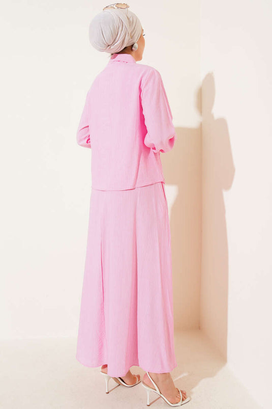 بدلة تنورة من قطعتين مع تفاصيل خياطة أمامية باللون الوردي