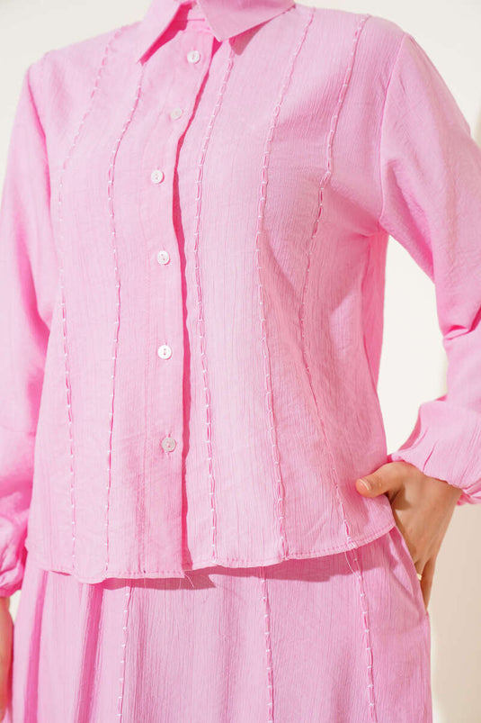 بدلة تنورة من قطعتين مع تفاصيل خياطة أمامية باللون الوردي