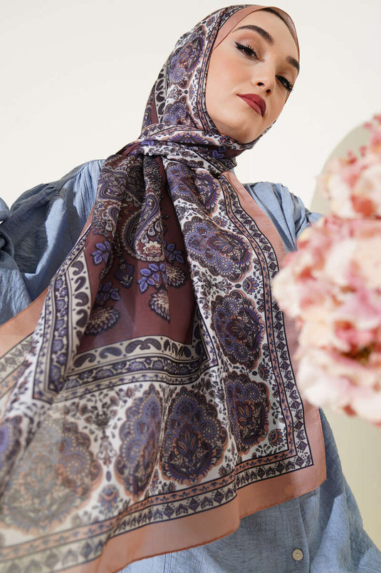 Weicher Schal mit nostalgischem Motiv, braun