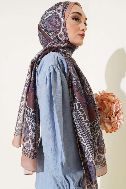 Weicher Schal mit nostalgischem Motiv, braun