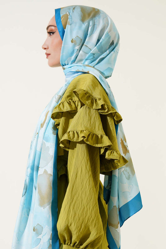 Écharpe en soie sergée bleue de la série Nur