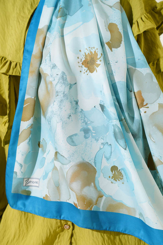 Écharpe en soie sergée bleue de la série Nur