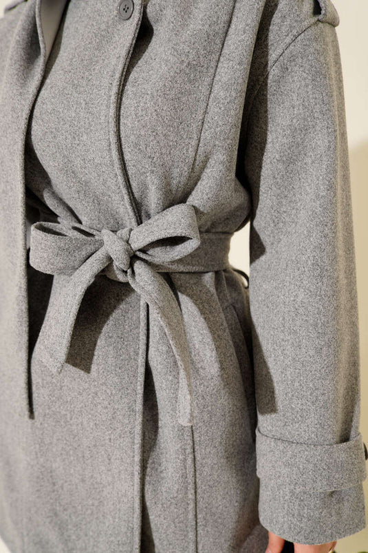 Manteau En Drap Gris Avec Écharpe Et Épaulettes