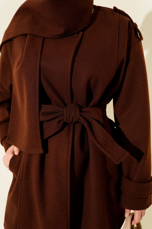 معطف كاشيه بني مع وشاح وأكتاف مزينة بالأشرطة