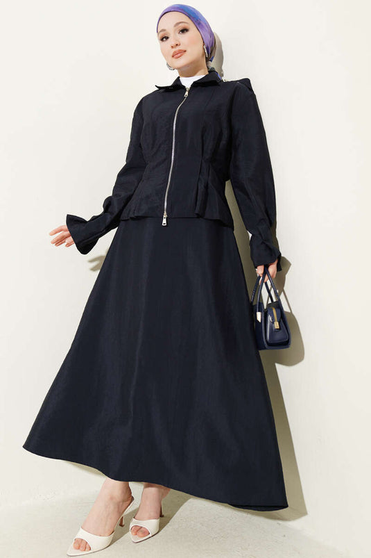 Completo con spalline, vita sagomata e gonna a pieghe blu scuro