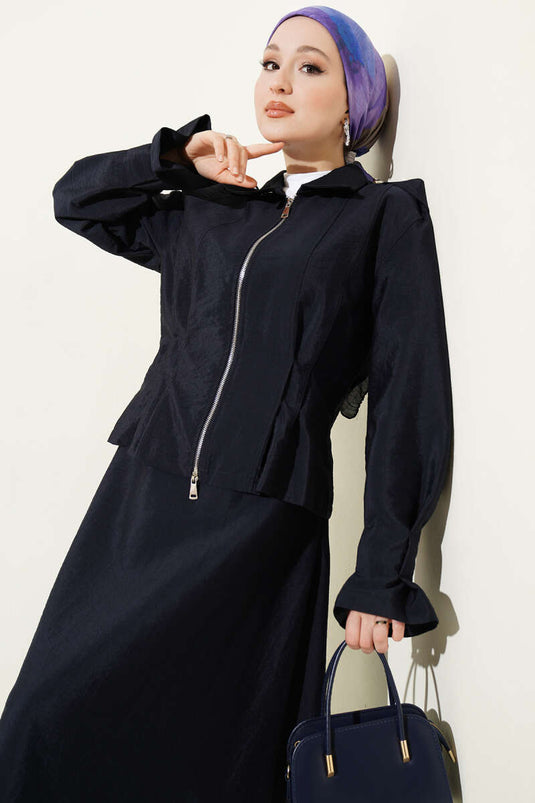Completo con spalline, vita sagomata e gonna a pieghe blu scuro