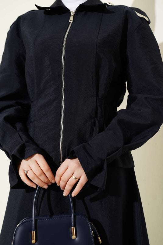 Completo con spalline, vita sagomata e gonna a pieghe blu scuro