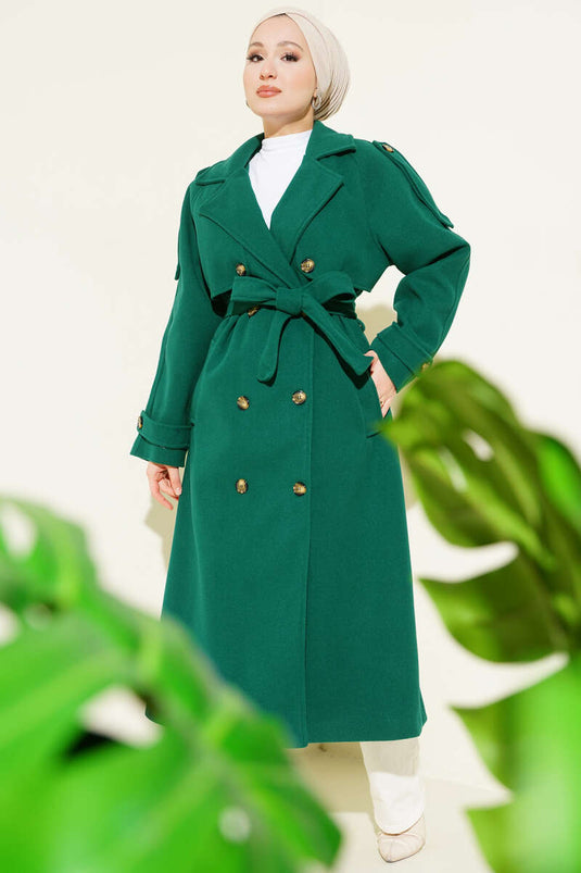 معطف كاشيه زمردي بتفاصيل أزرار وأكتاف مزينة بالأبليت