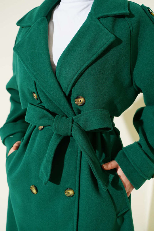 معطف كاشيه زمردي بتفاصيل أزرار وأكتاف مزينة بالأبليت