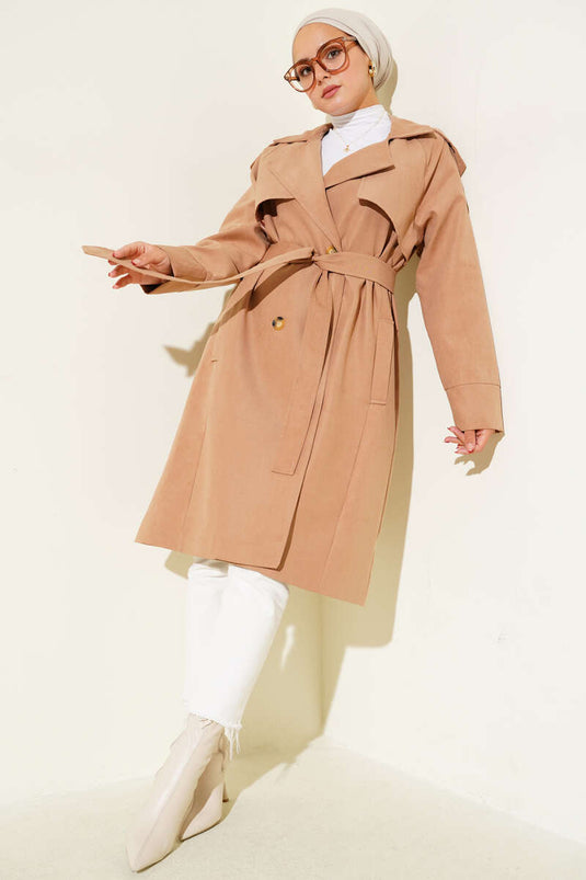 Trenchcoat mit Schulterklappen und Knopfdetail in Kamel