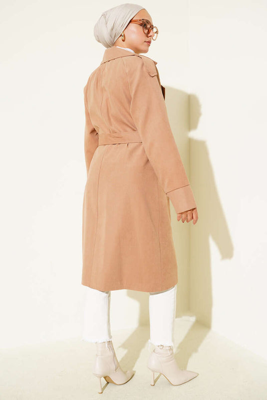Trenchcoat mit Schulterklappen und Knopfdetail in Kamel