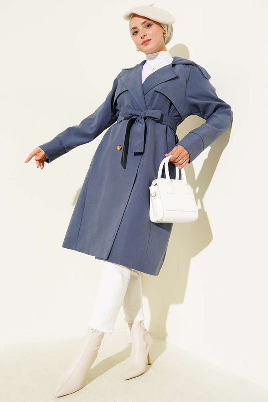 معطف ترنش نيلي مع أكتاف وتفاصيل أزرار