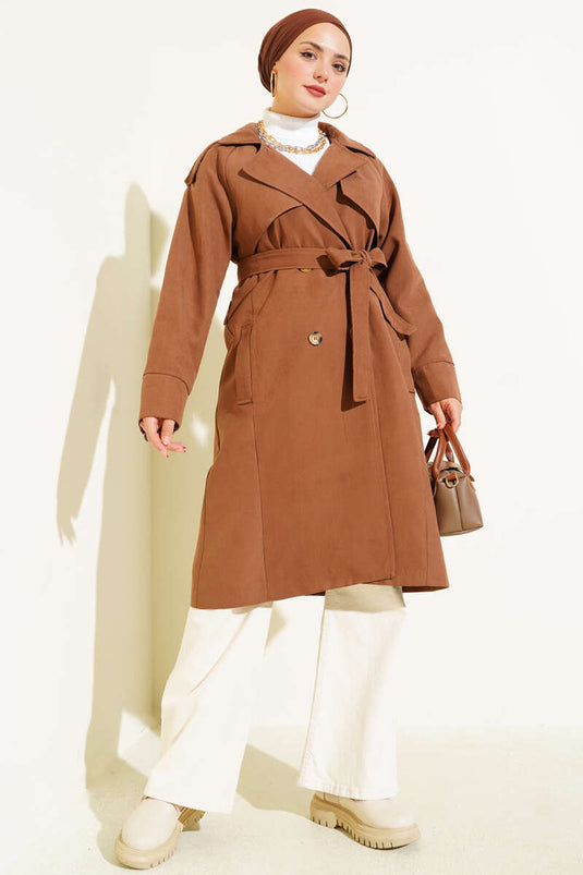 Trench marrone con bottoni e spalline