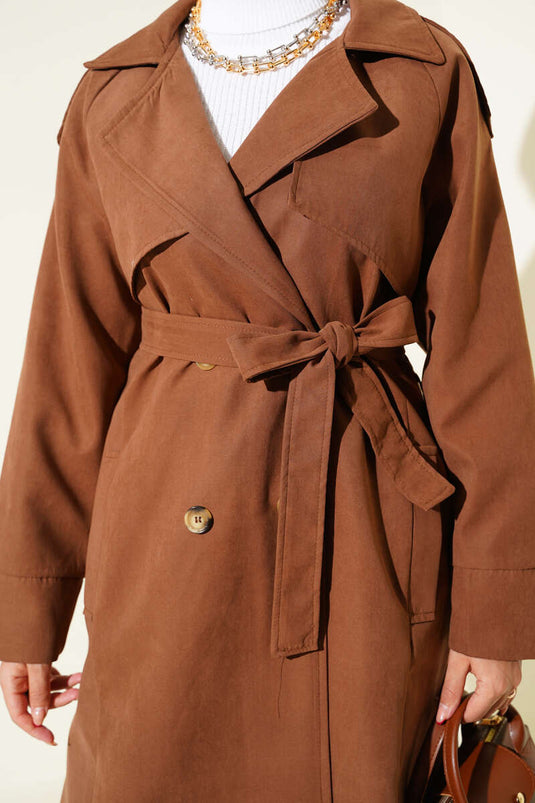Trench marrone con bottoni e spalline