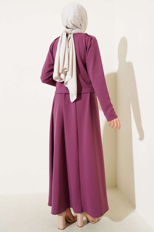 Ensemble avec jupe à boutons dorés et épaulettes magenta