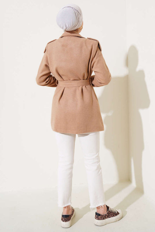 Kurzer Stash-Mantel in Kamel mit Schulterklappen