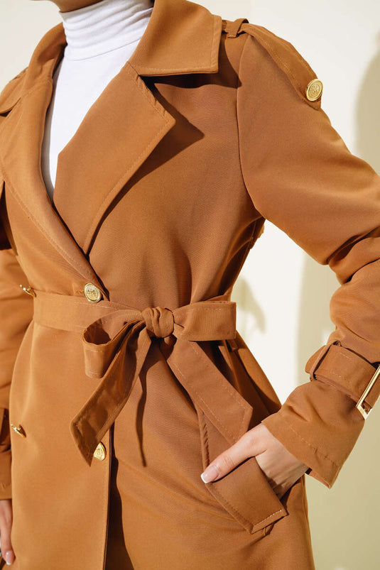 Kurzer Trenchcoat mit Schulterklappen in Hellbraun