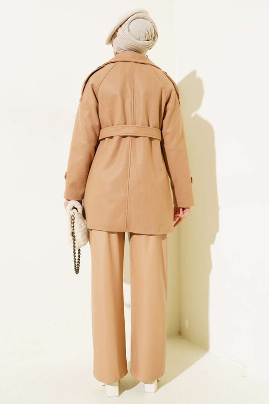 Kurzer Kachet-Mantel mit Schulterklappen und Gürtel, Kamel