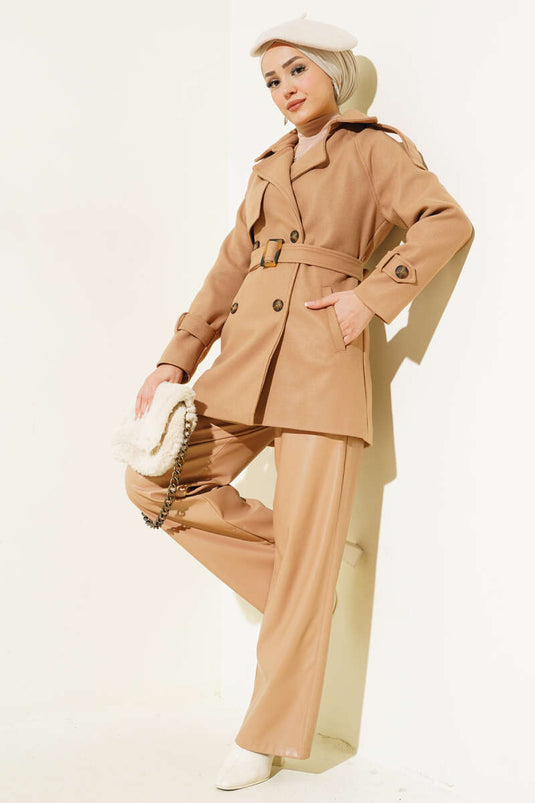 Kurzer Kachet-Mantel mit Schulterklappen und Gürtel, Kamel