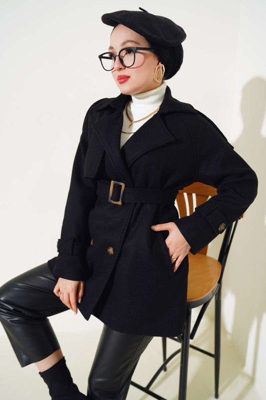 Manteau Kachet court ceinturé avec épaulettes et épaules noires