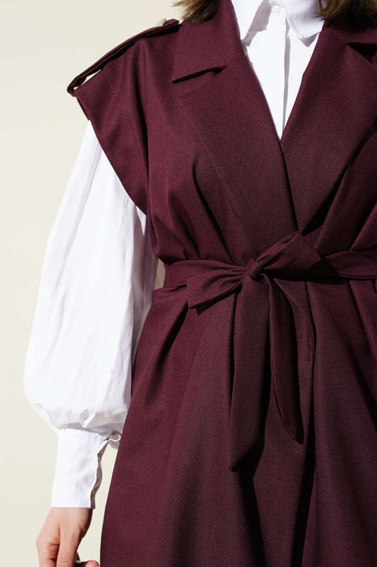 Costume croisé avec épaulettes et gilet ceinturé, rouge bordeaux