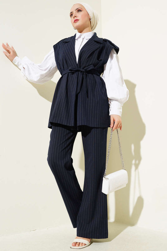 Zweiteiliger Anzug mit Schulterklappen und Weste mit Gürtel Marineblau