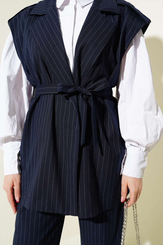 Zweiteiliger Anzug mit Schulterklappen und Weste mit Gürtel Marineblau