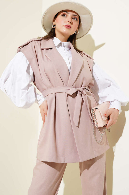 Zweireihiger Anzug mit Gürtel und Weste Puder