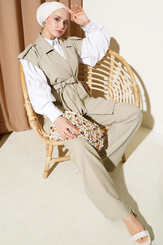 Weste mit Schulterklappen und Gürtel, zweiteiliger Anzug in Stein